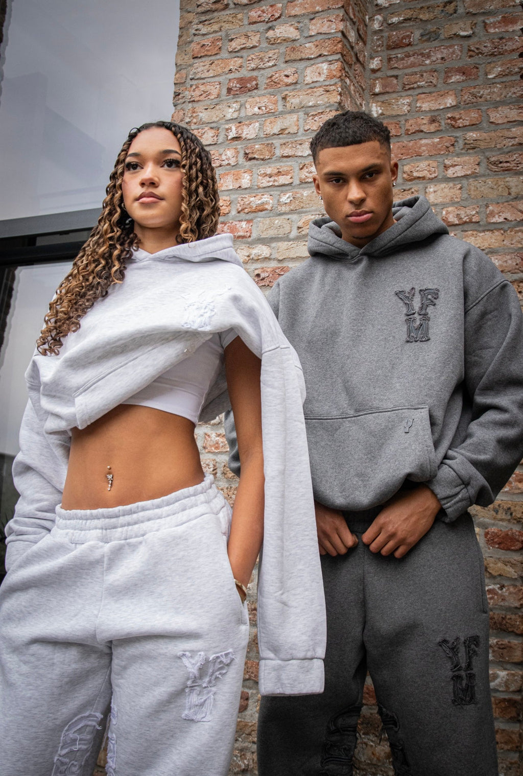 SUDADERA CON CAPUCHA C/A GRIS CLARO